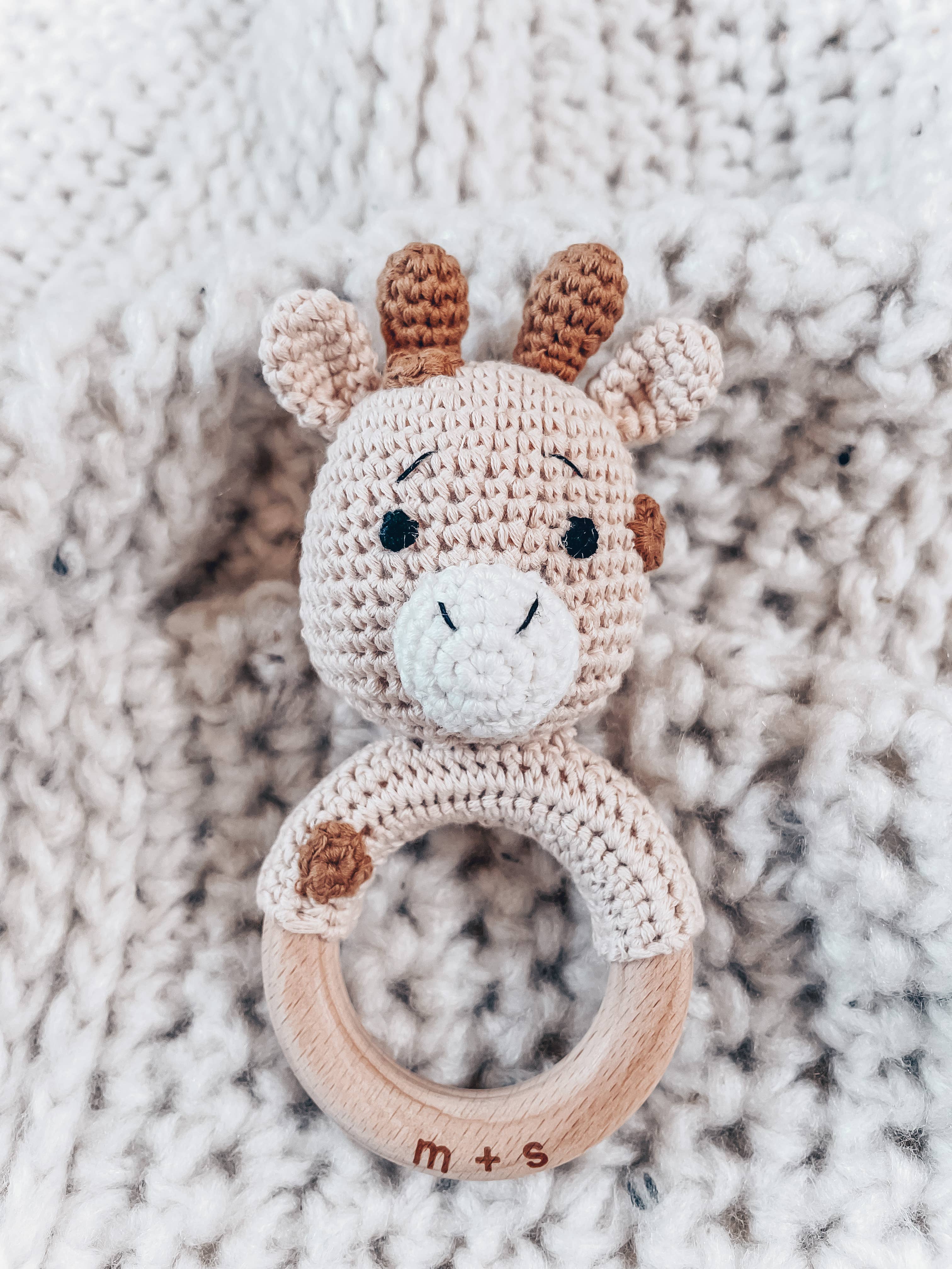 Handmade giraffe crochet rattle for babies, ideal sensory toy for newborns, eco-friendly and perfect for little hands.